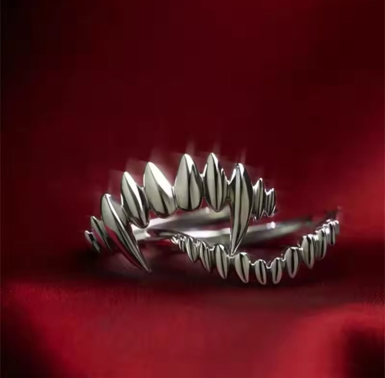 VAMPIRE TEETH RING