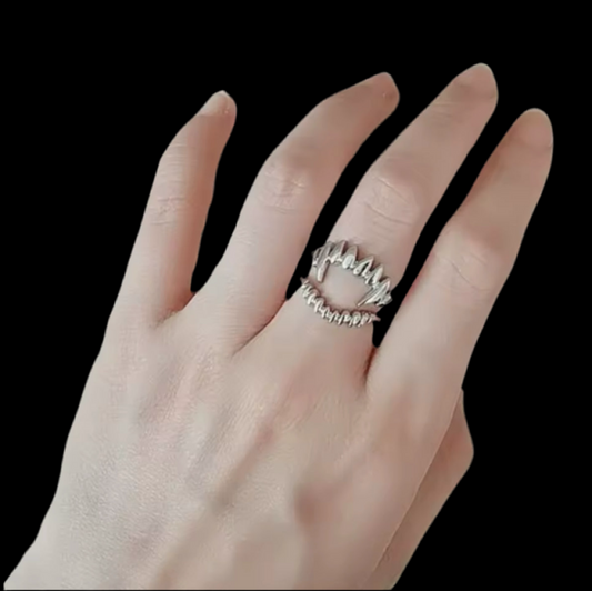 VAMPIRE TEETH RING