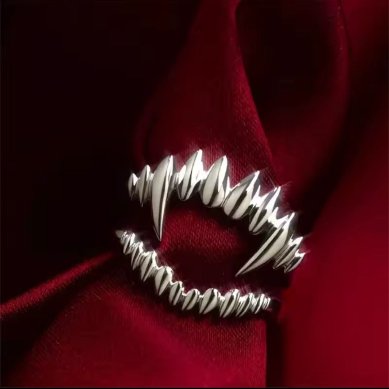 VAMPIRE TEETH RING